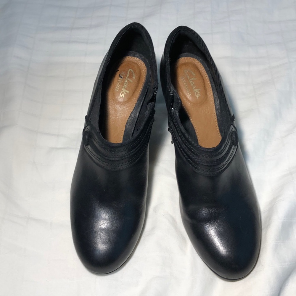 High-heeled shoes